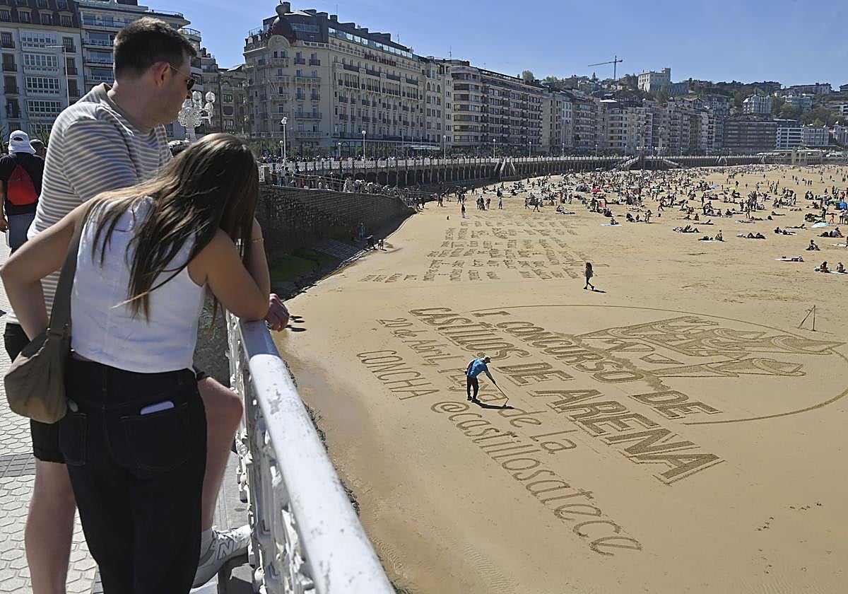 El popular 'dibujante de la playa', Germán Cedano, realizó este sábado una nueva obra en la playa de La Concha para promocionar la celebración el próximo sábado 20 del I Concurso de Castillos de Arena, a favor de ATECE Gipuzkoa, la asociación guipuzcoana de familiares de personas con daño cerebral adquirido. El concurso, con el lema 'Pon tu granito de arena', se celebrará el día 20 en La Concha de 11.00 a 14.00 horas.