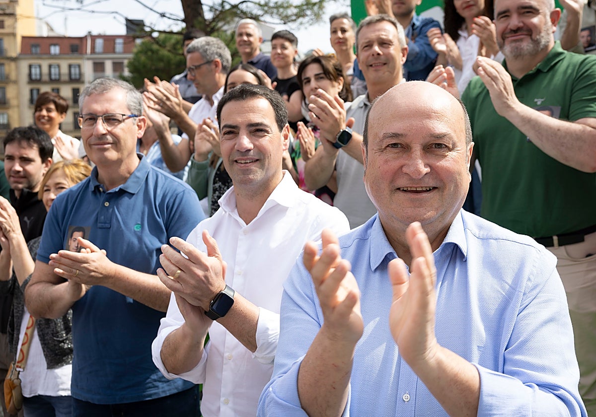 Markel Olano, Imanol Pradales y Andoni Ortuzar, este domingo en en el mitin en Donostia.