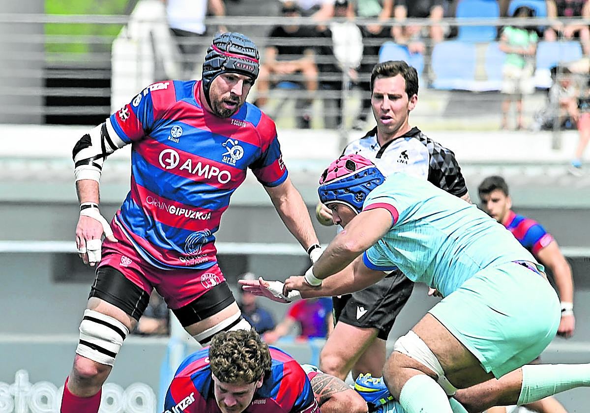 Un jugador del Ampo Ordizia es placado por un delantero del Barça, este domingo en Altamira.