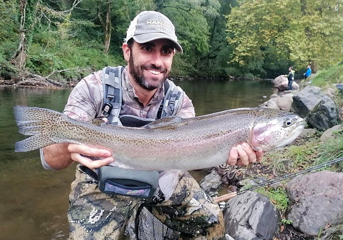 El bicampeón del mundo de pesca a mosca Iñaki Muñoz, con una trucha, cercana a los tres kilos, pescada en Etxarri.
