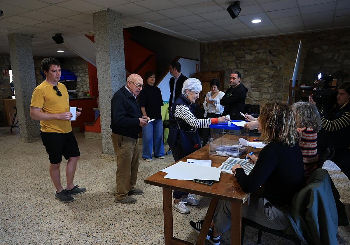 Algunos de los igeldotarras que acudieron a primera hora a depositar su papeleta.