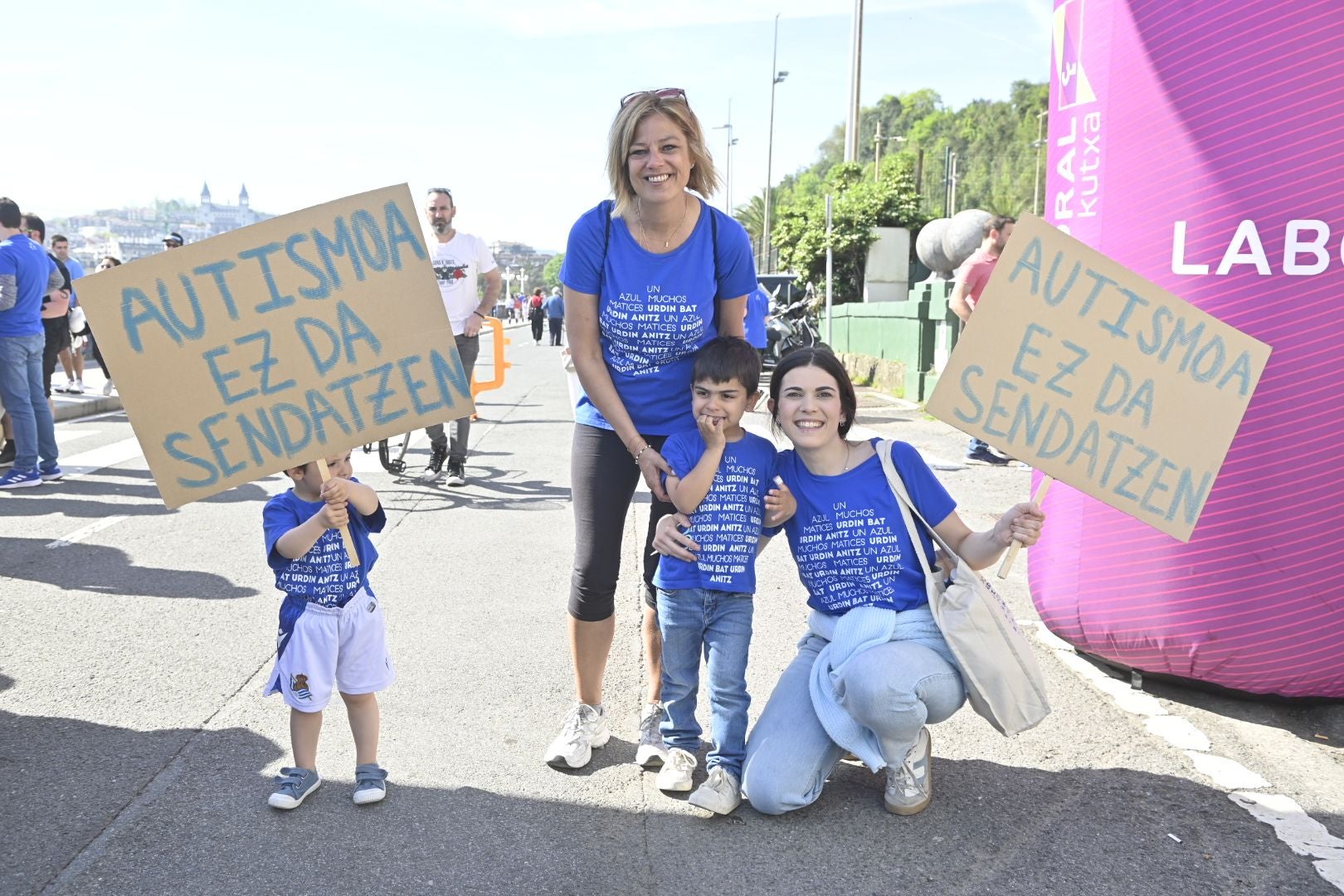 Una marcha azul solidaria con el autismo recorre Donostia