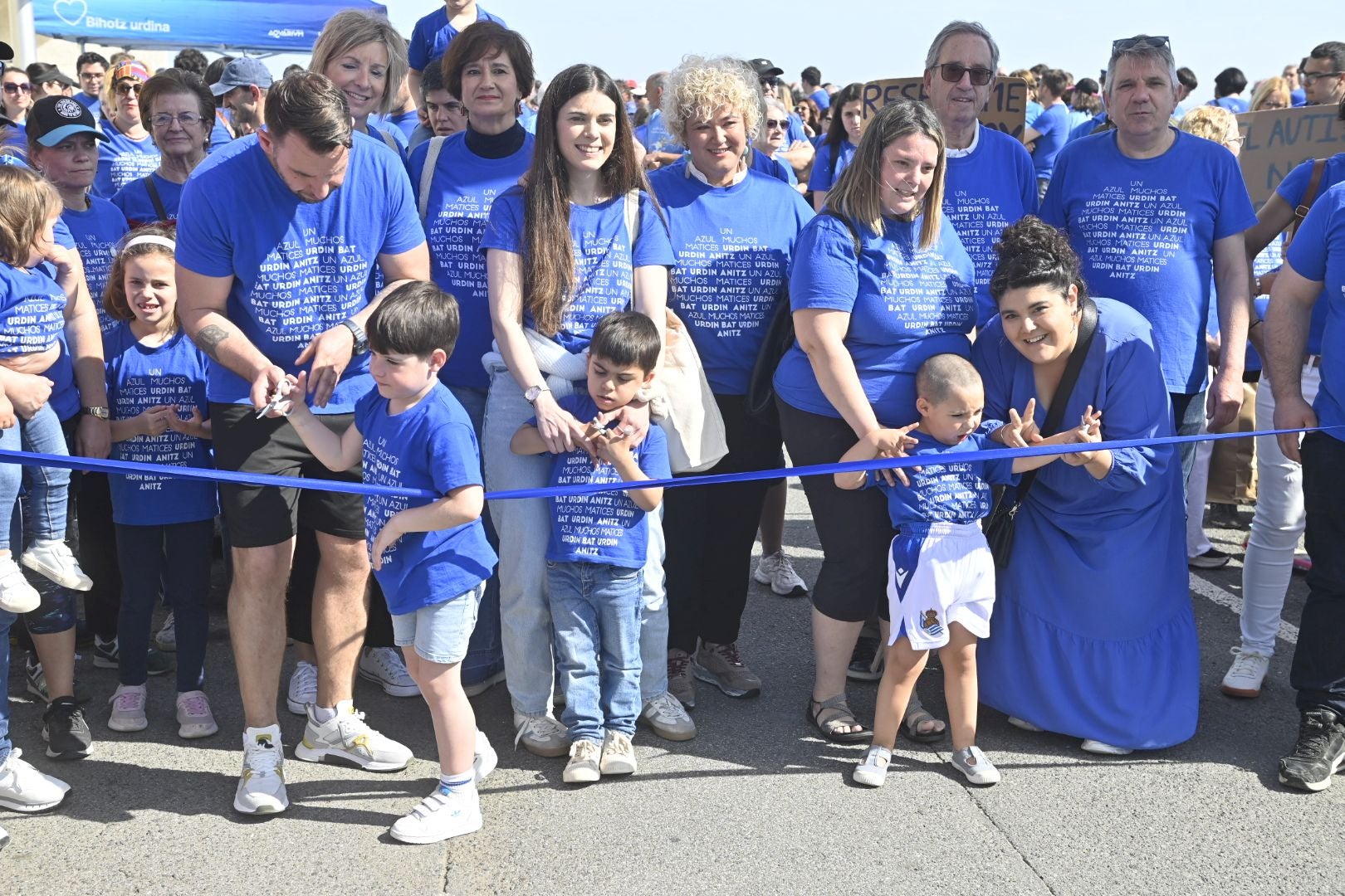 Una marcha azul solidaria con el autismo recorre Donostia
