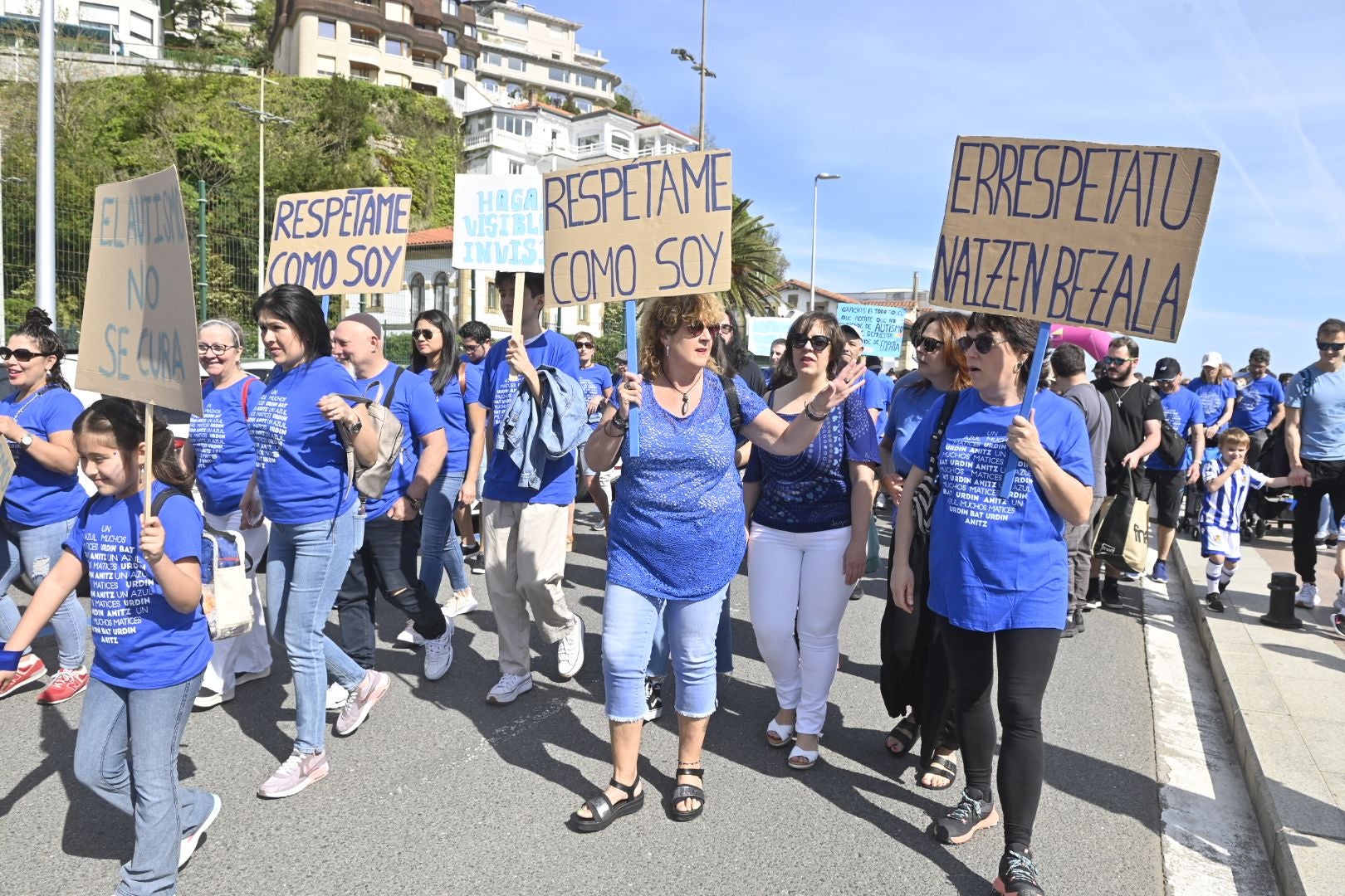 Una marcha azul solidaria con el autismo recorre Donostia