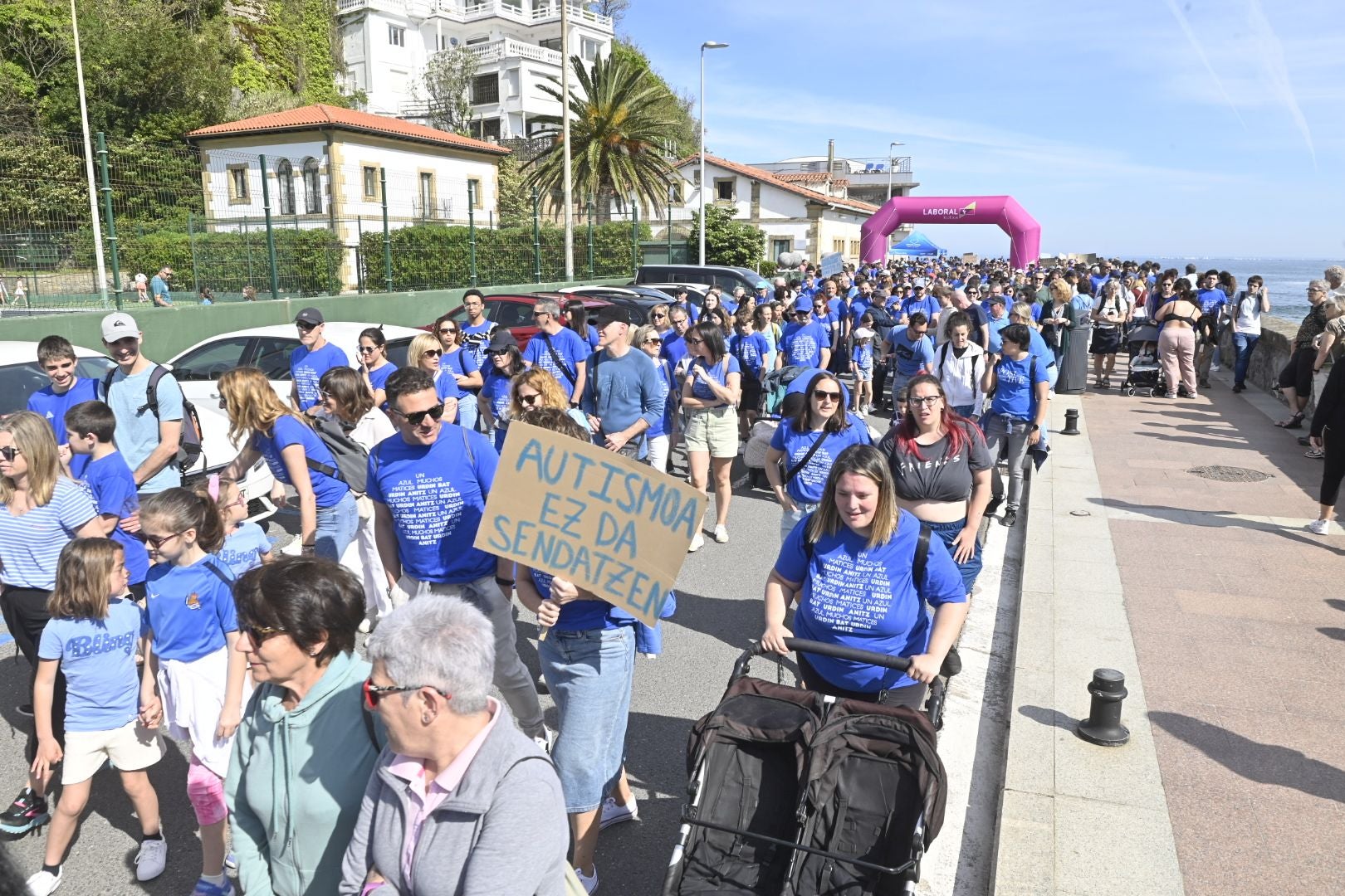 Una marcha azul solidaria con el autismo recorre Donostia