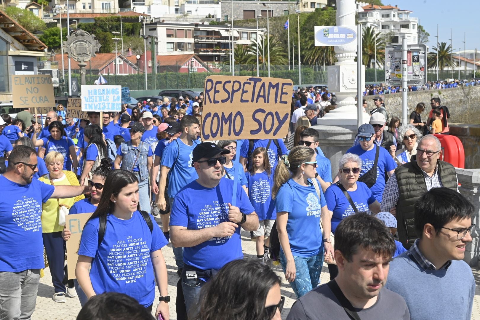 Una marcha azul solidaria con el autismo recorre Donostia