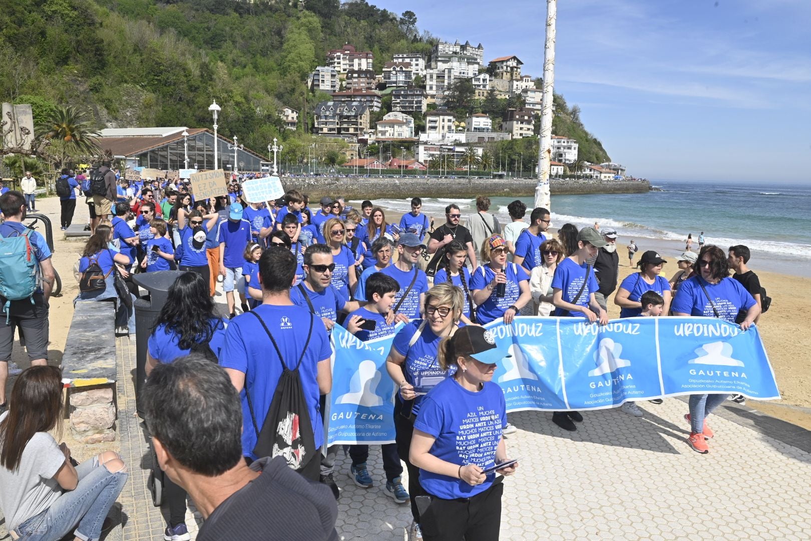 Una marcha azul solidaria con el autismo recorre Donostia