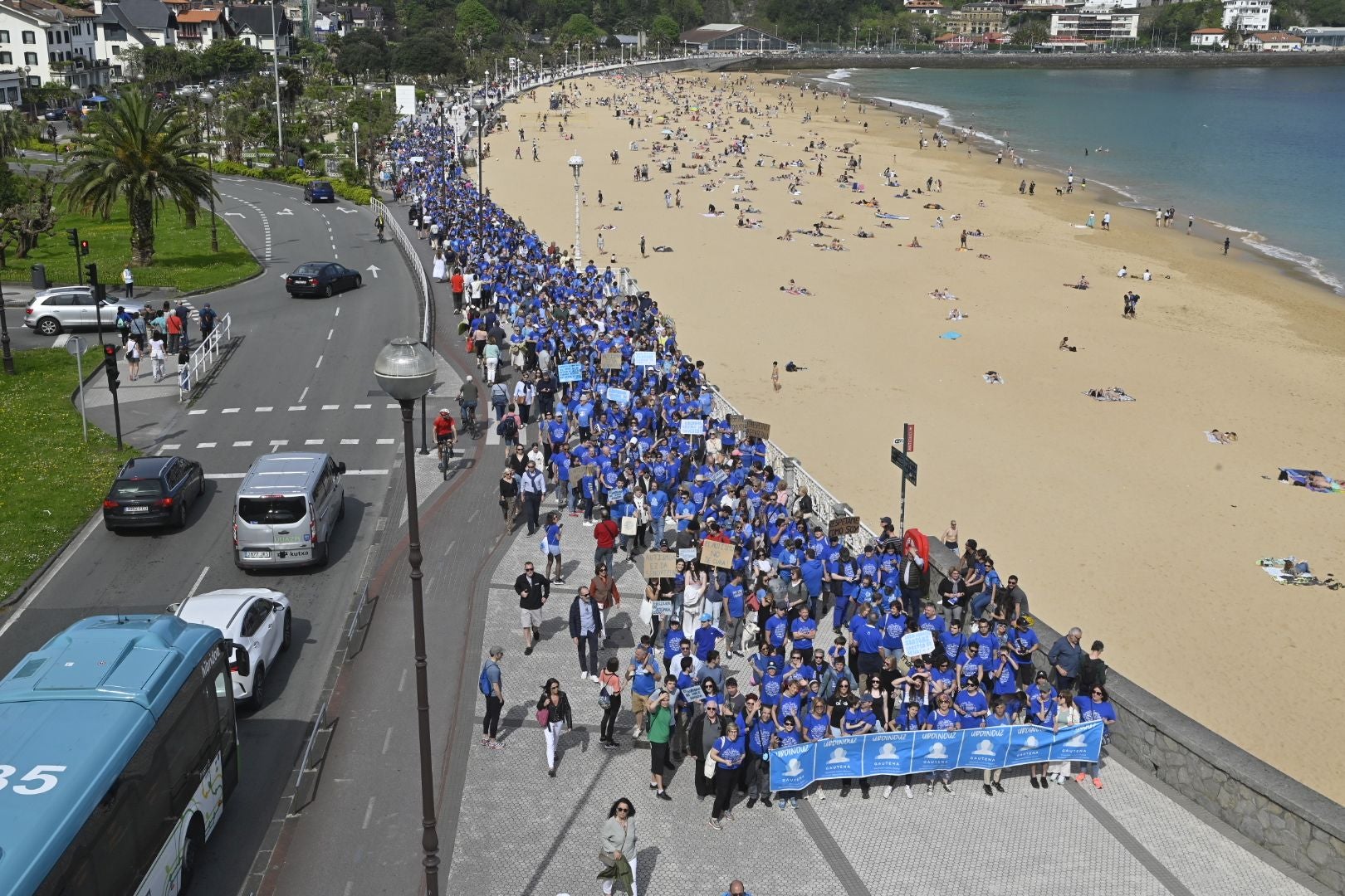 Una marcha azul solidaria con el autismo recorre Donostia