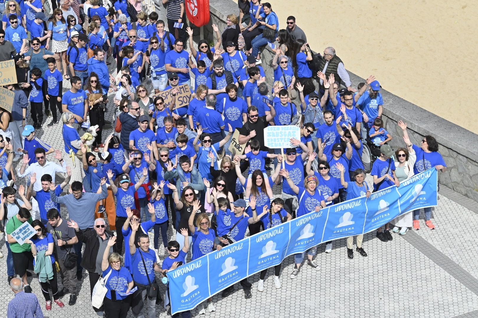 Una marcha azul solidaria con el autismo recorre Donostia