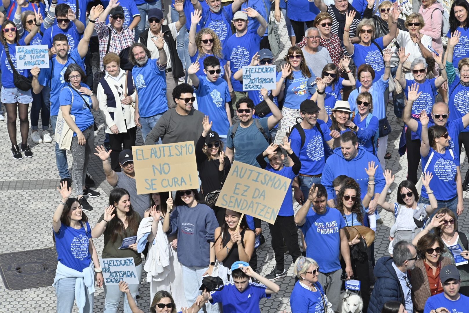 Una marcha azul solidaria con el autismo recorre Donostia