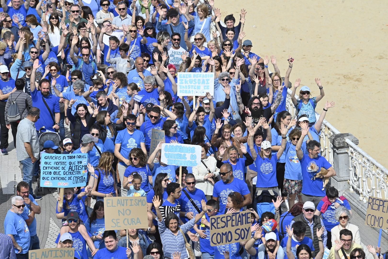 Una marcha azul solidaria con el autismo recorre Donostia