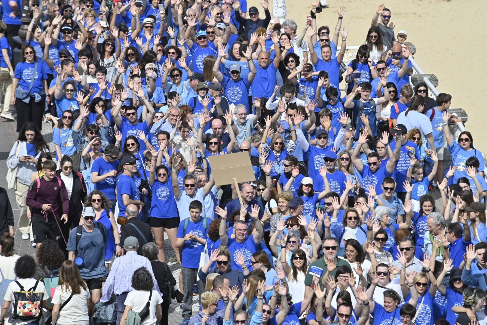 Una marcha azul solidaria con el autismo recorre Donostia
