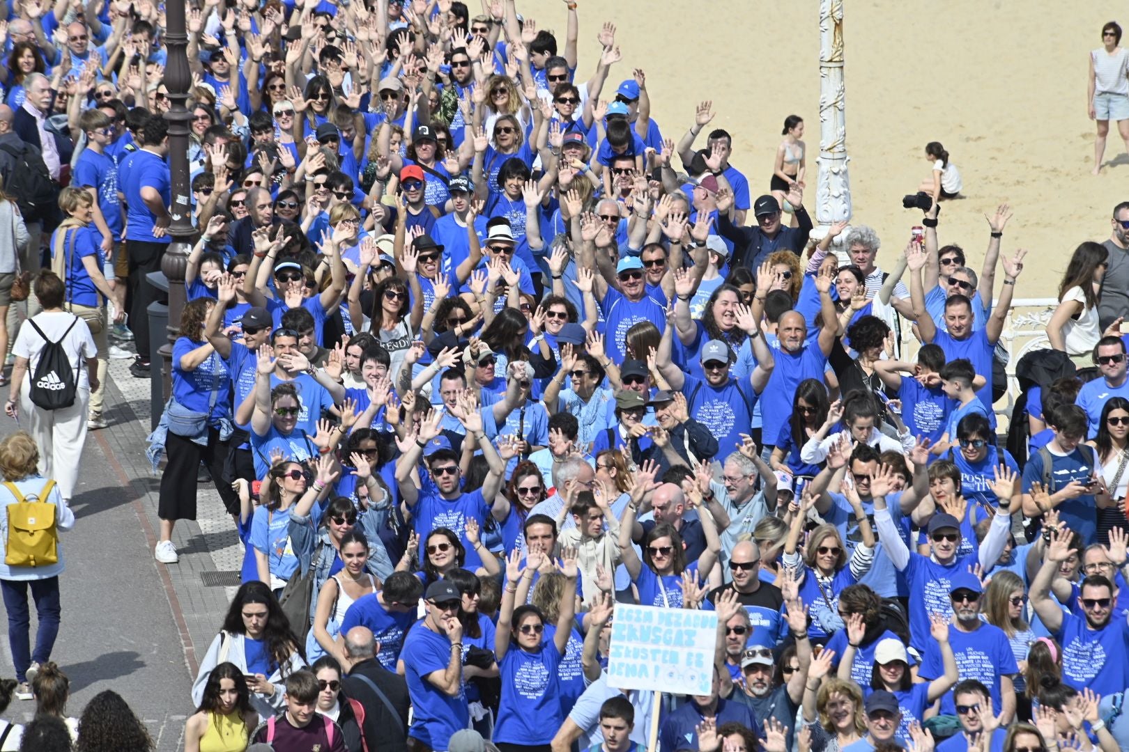 Una marcha azul solidaria con el autismo recorre Donostia