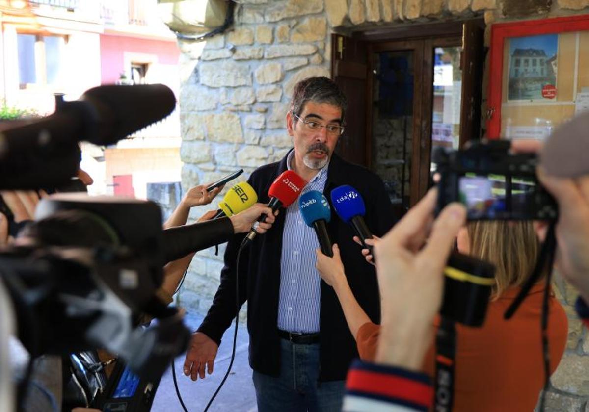 Goia atiende a los periodistas esta mañana durante la votación en Igeldo