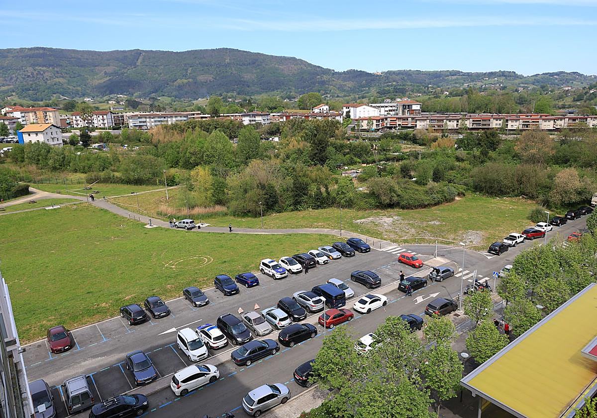 Vista aérea de la zona acordonada por la policía. El cadáver se halló en el estrecho camino que discurre hacia la derecha, en la zona rodeada de árboles.