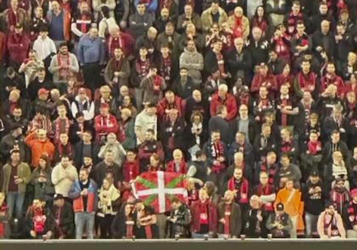 La ikurriña que ondeó en el BayArena en apoyo del Bayer Leverkusen de Xabi Alonso.