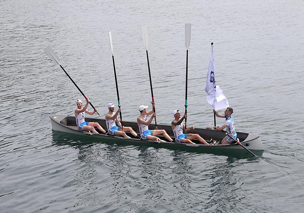 La Donostiarra este domingo al mediodía en aguas de Pasaia.