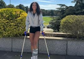 María Vicente, con la pista de atletismo del CAR de Sant Cugat (Barcelona) de fondo y con la bota con la que se recupera de su rotura del tendón de Aquiles.
