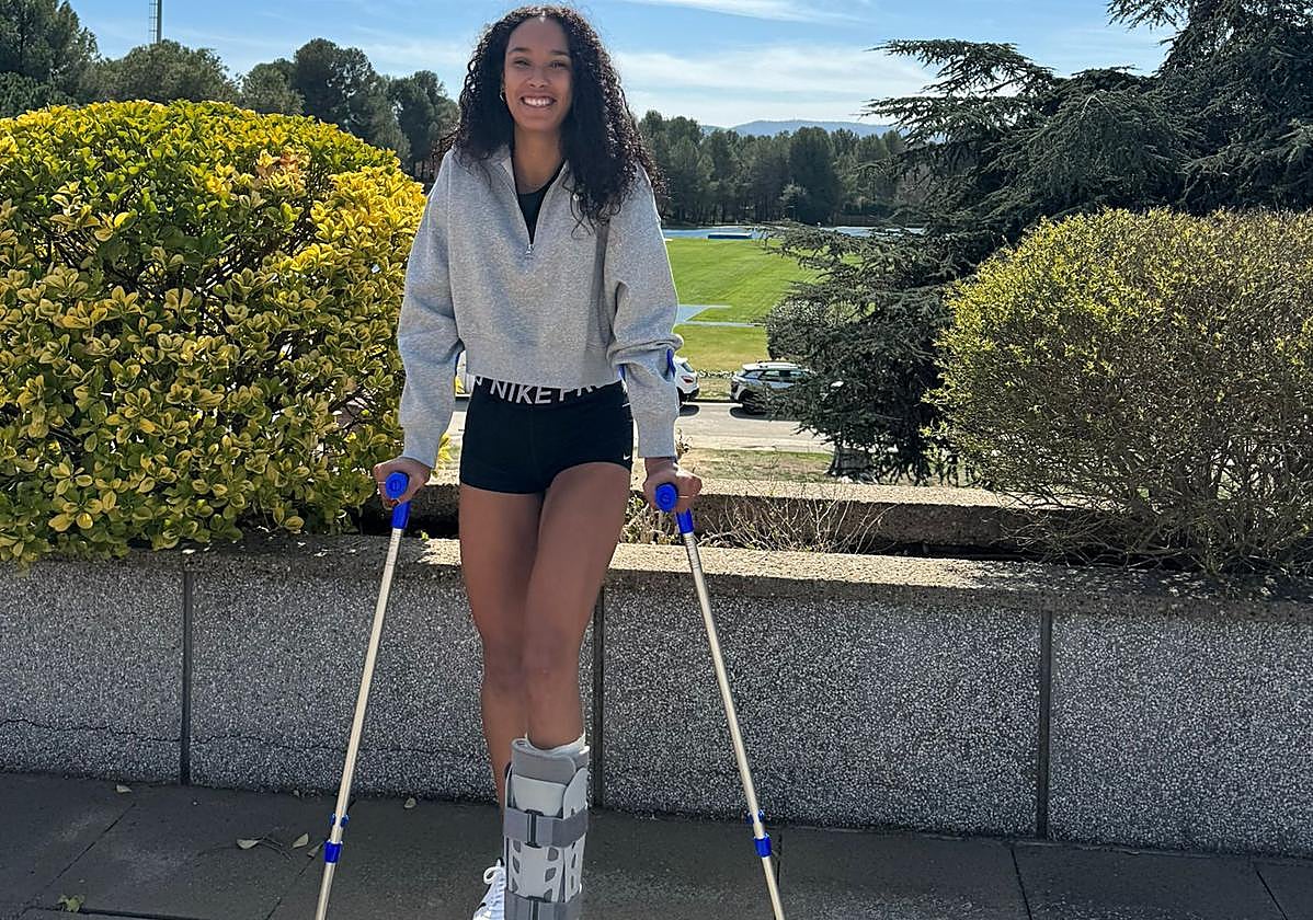 María Vicente, con la pista de atletismo del CAR de Sant Cugat (Barcelona) de fondo y con la bota con la que se recupera de su rotura del tendón de Aquiles.