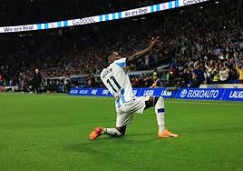 Becker celebra su gol con la grada.