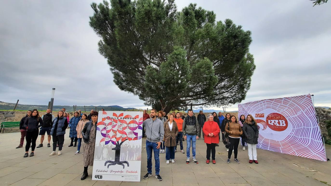 Responsables de LAB con el cartel del Primero de Mayo