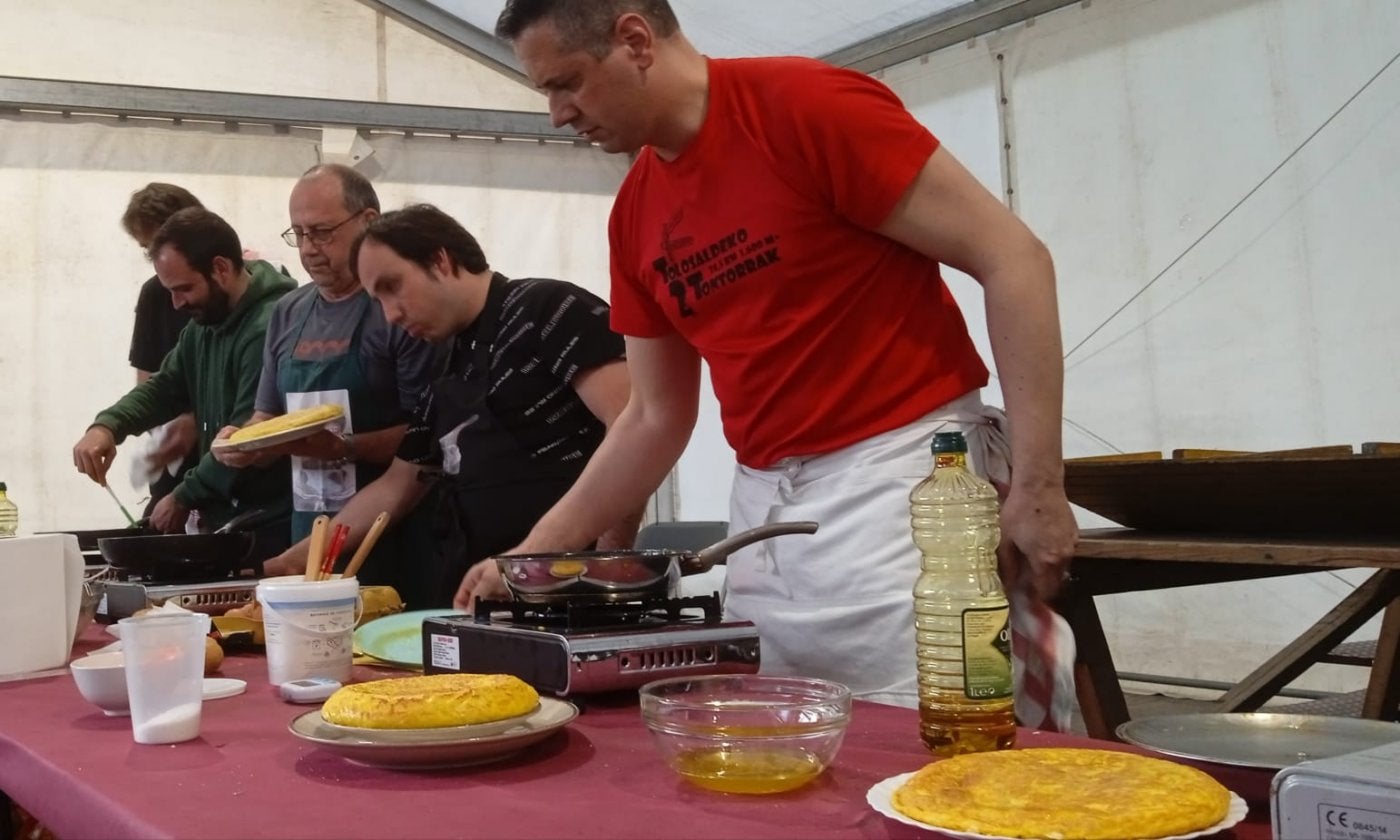 El joven chef Iñaki Pagola, segundo por la derecha, fue el vencedor de varios de los concursos, como el de tortilla de patatas.
