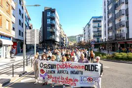 La manifestación convocada por Lasarte-Oria Osasun Publikoaren Alde (LOOPA) a su paso por Kale Nagusia.
