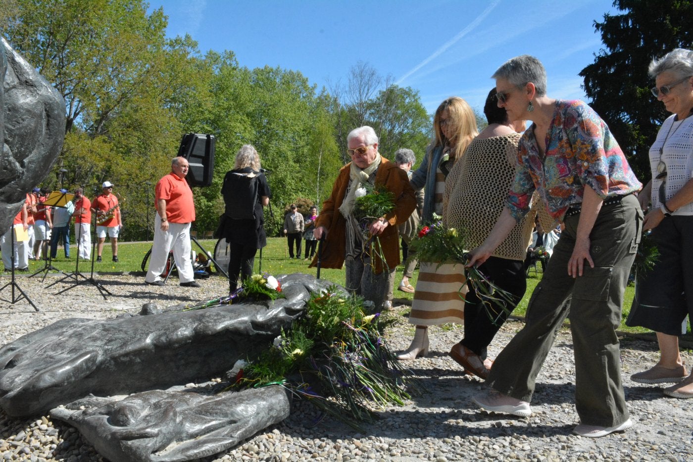 Los familiares de los fusilados y represaliados por el franquismo pudieron repetir la ofrenda floral en el parque Alfaro.
