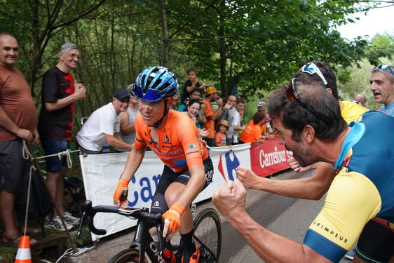 Azurmendi, animado por aficionados en la Vuelta España que pasó por Bilbao en 2022.