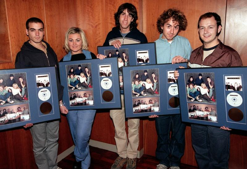 Unos jóvenes Álvaro Fuentes, Amaia Montero, Haritz Garde, Xabi San Martín y Pablo Benegas, con los cinco discos de platino por su álbum 'Dile al sol'.