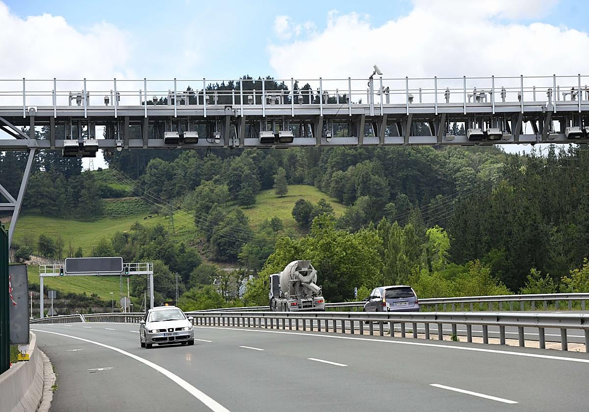 Arco de cobro del peaje en la autovía de Deskarga (A-636).