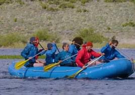 El equipo azul de El Conquis, en plena prueba del sokatira raft.