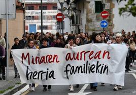 Manifestación de condena por el asesinato de una mujer de Orio a manos de su expareja.