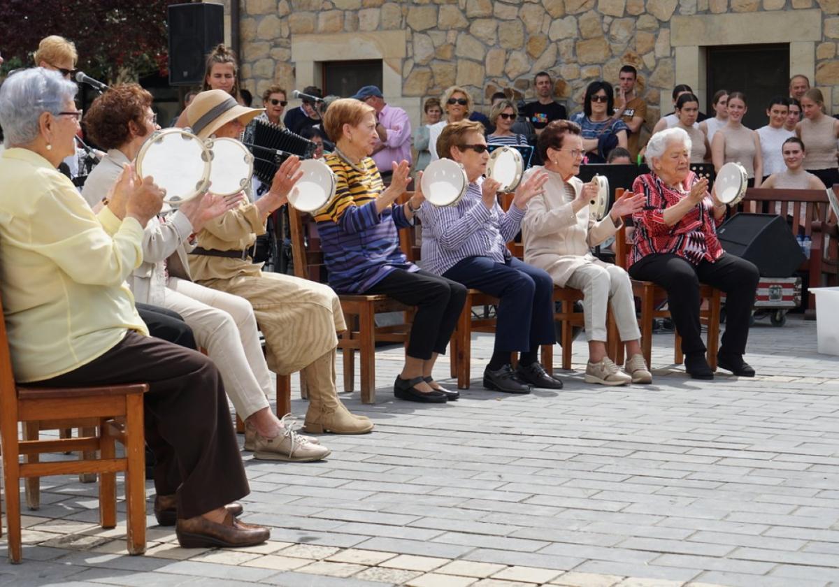 Lazkao Txiki musika, dantza eta bertso artean gogoratu zuten herritarrek