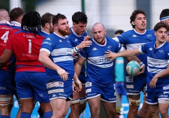 Los jugadores del Anglet Olympique Rugby Club celebran un ensayo.