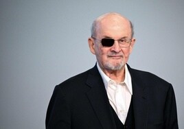 Salman Rushdie perdió un ojo en el atentado que sufrió en 2022.