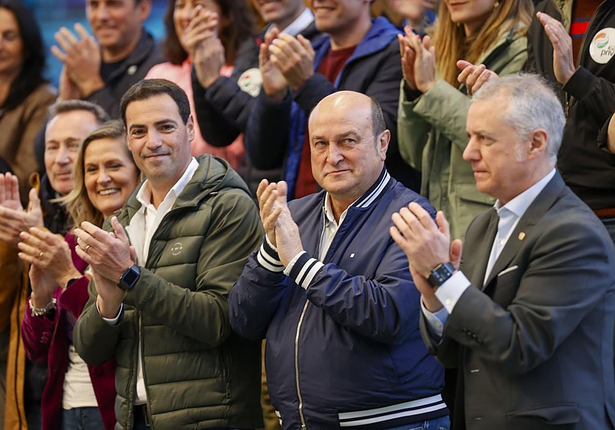 Imanol Pradales, Andoni Ortuzar e Iñigo Urkullu, en el mitin de Barakaldo minutos antes de que el candidato del PNV sufriese una agresión.