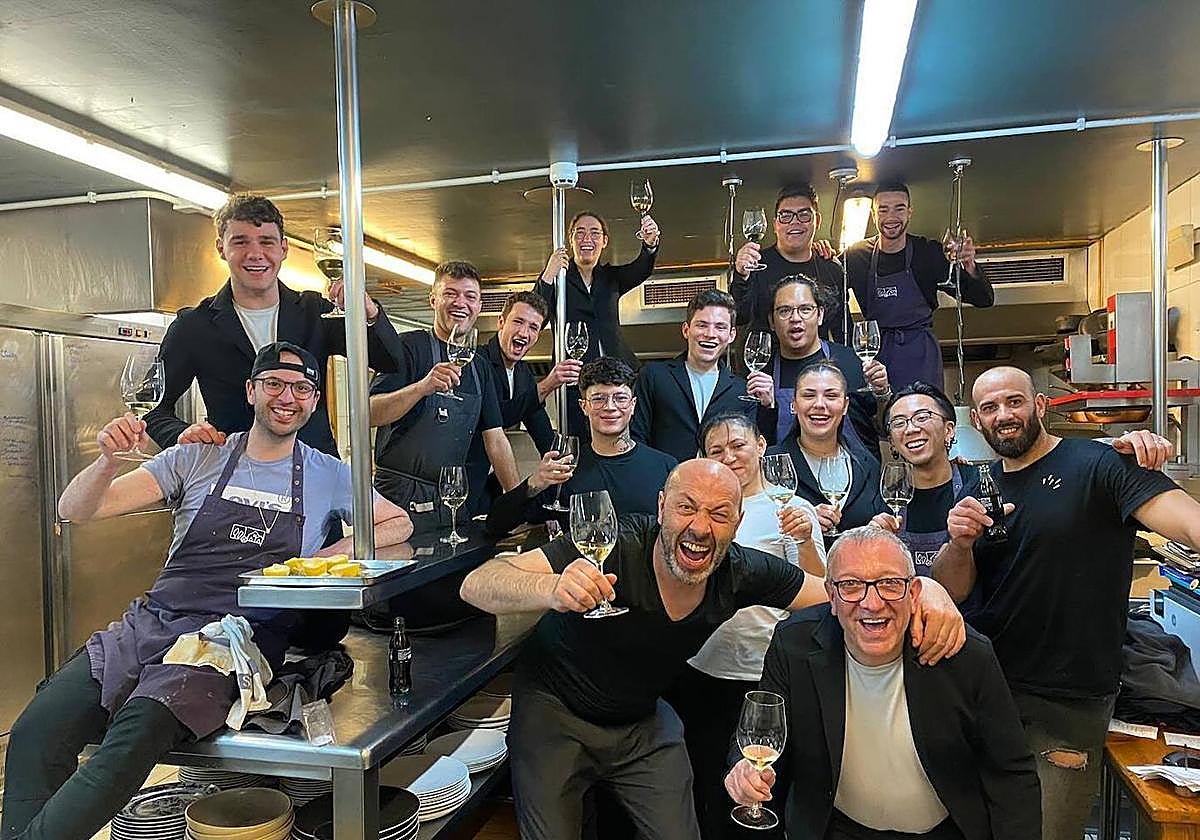 Oriol Rovira, chef de Els Casals, en primer plano, con su equipo