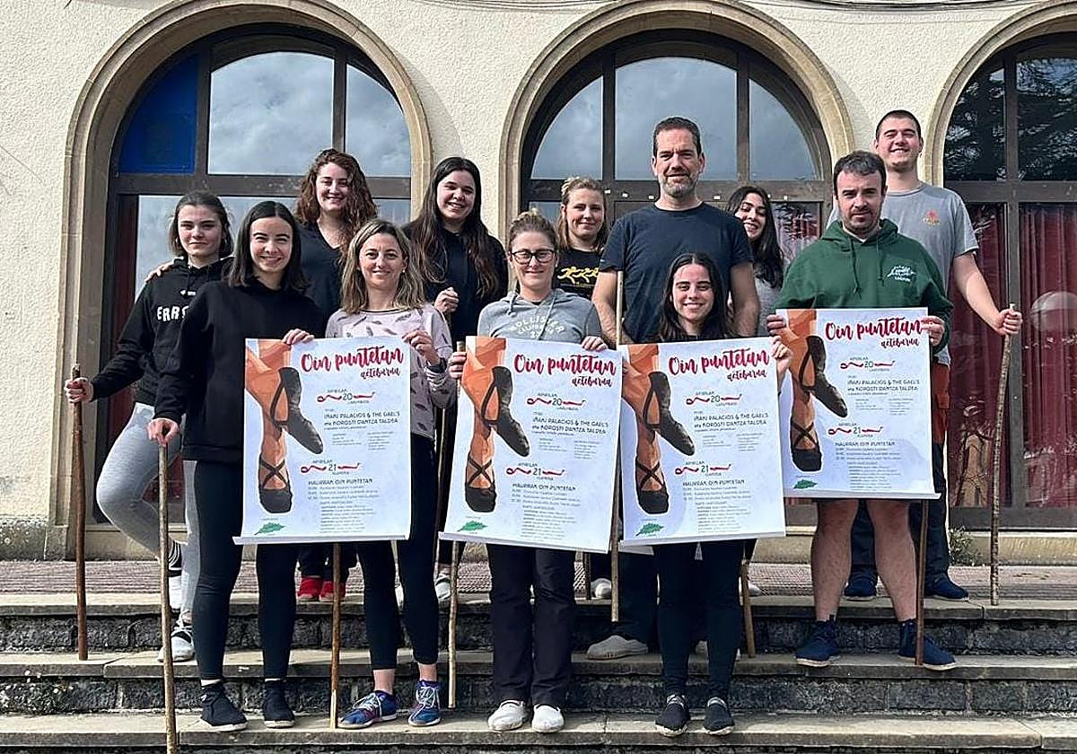 Componentes de Korosti con los carteles que anuncian el gran fin de semana de baile en Legazpi.