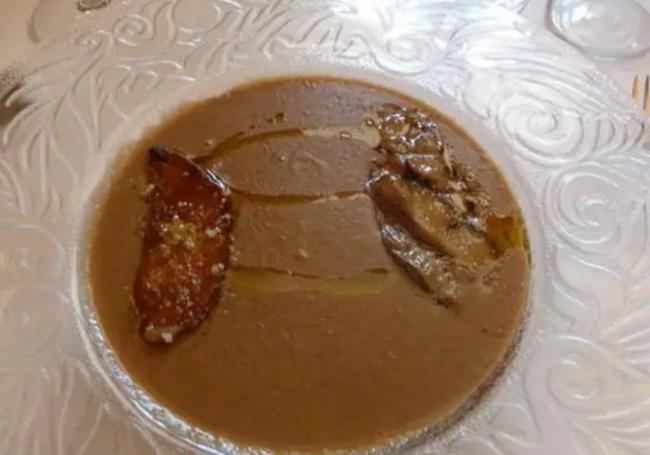 Crema de garbanzos con foie y hongos.