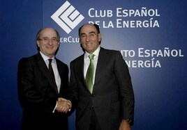 Imagen de archivo de Antonio Brufau e Ignacio Galán saludándose en un acto del Club Español de la Energía.