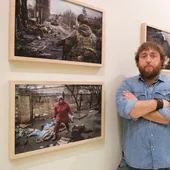 Santi Palacios posa ante su serie 'La masacre de Bucha'