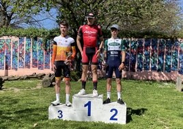 Los tres ciclistas más rápidos de la jornada, con Iker Gómez en lo mas alto del podium, en la entrega de premios tras la prueba.