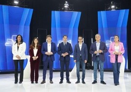 La candidata de VOX, Amaia Martínez; la candidata de Elkarrekin Podemos, Miren Gorrotxategi; el secretario general de PSE-EE y candidato del partido, Eneko Andueza; el candidato del PNV, Imanol Pradales; el candidato de EH Bildu, Pello Otxandiano; el presidente del PP del País Vasco y candidato, Javier De Andrés, y la candidata de Sumar, Alba García posan antes del debate electoral, en la sede de EiTB