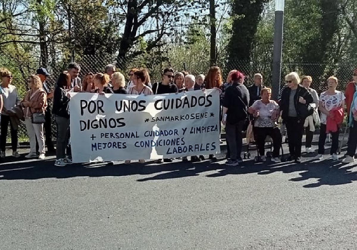 Concentración reciente frente a la residencia San Markosene.