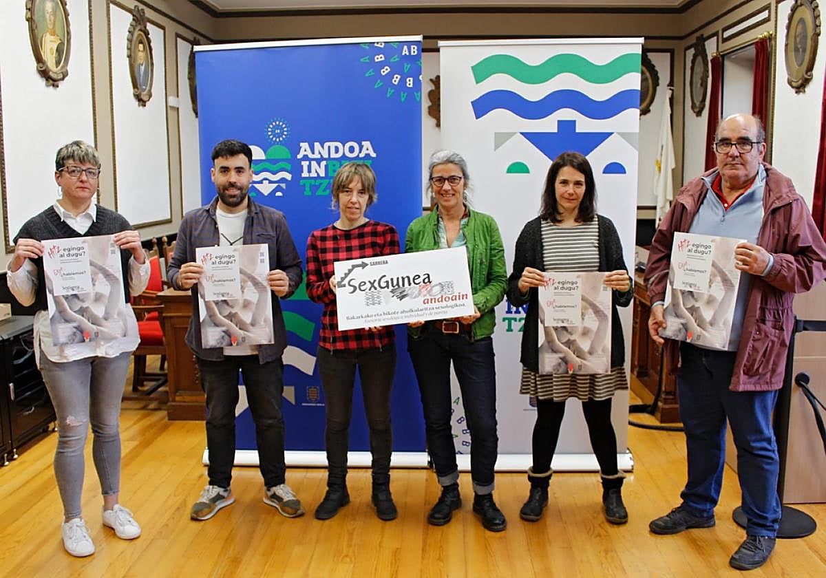 Representantes municipales con Elene Jimenez, sexóloga de Sexune, encargada de este servicio.