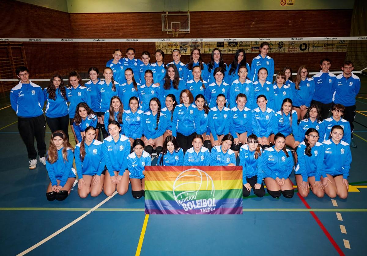 Foto de familia de los tres equipos femeninos de voleibol con sus entrenadores.