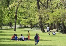 Niños y mayores disfrutan en una de las campas de Cristina Enea.