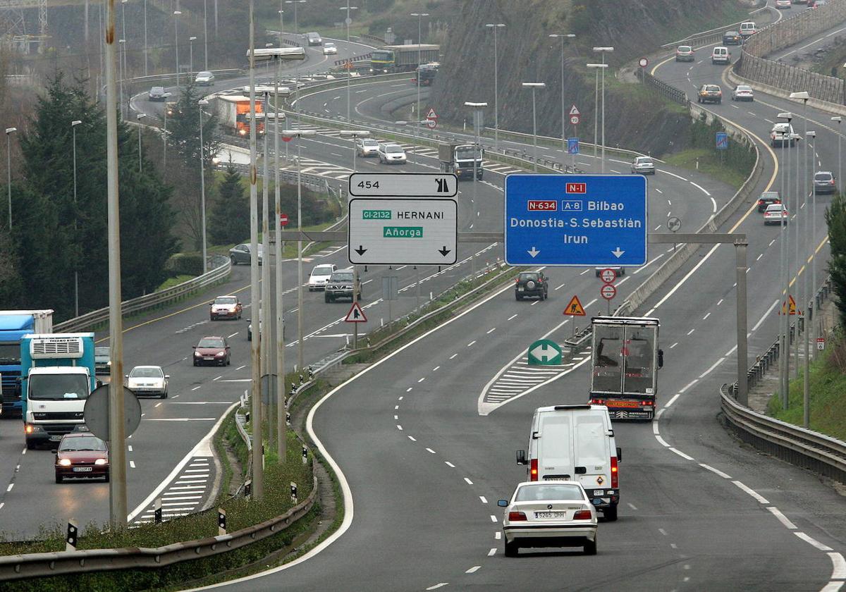 Cierre de uno de los ramales de la N-I a su paso por Irura este sábado por la tarde