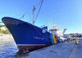 El barco museo ecoactivo 'Mater' organiza una nueva limpieza de la cala Alabortza